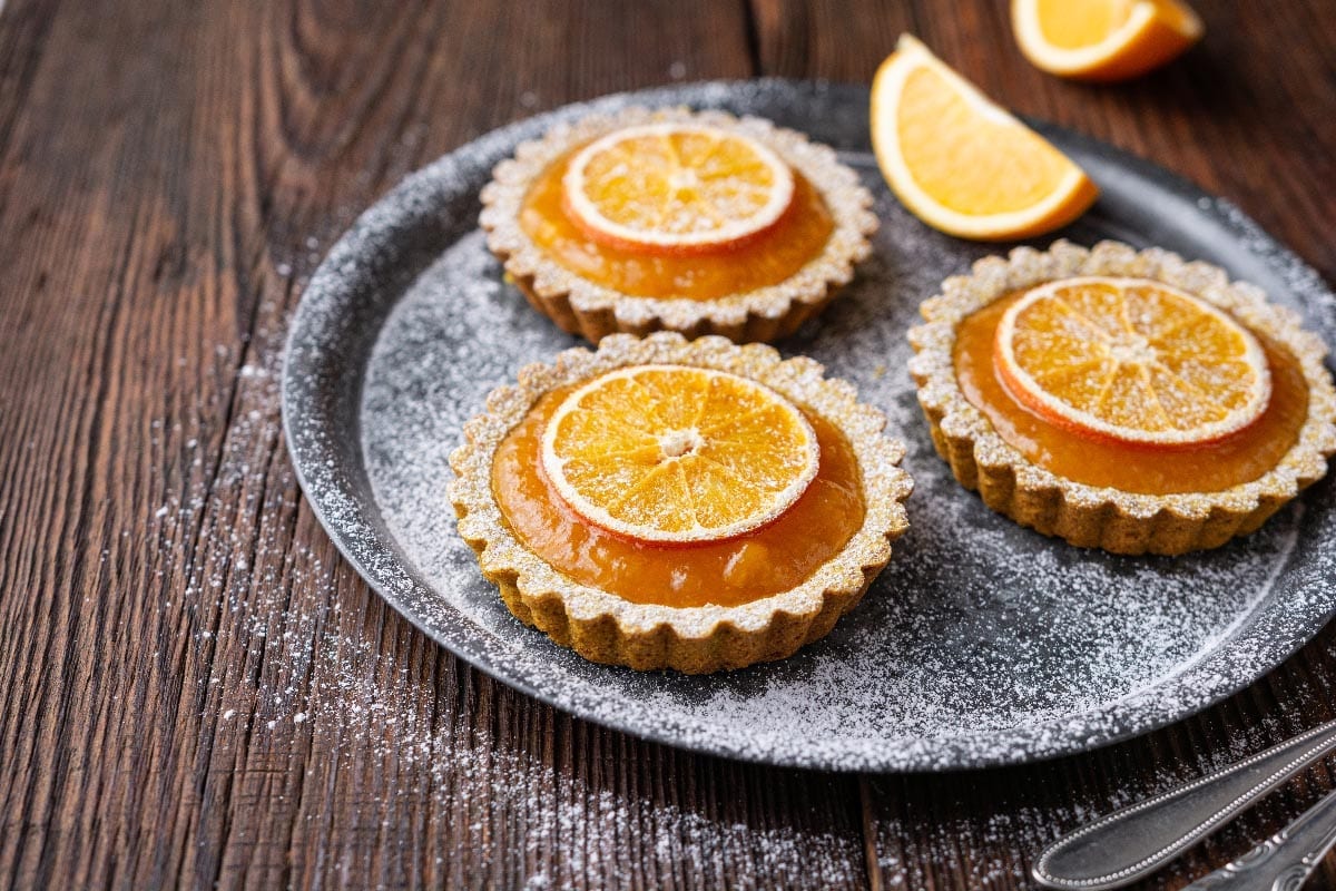 Whole-wheat,Turmeric,Tartlets,Filled,With,Apricot,Jam,,Decorated,With,Dried