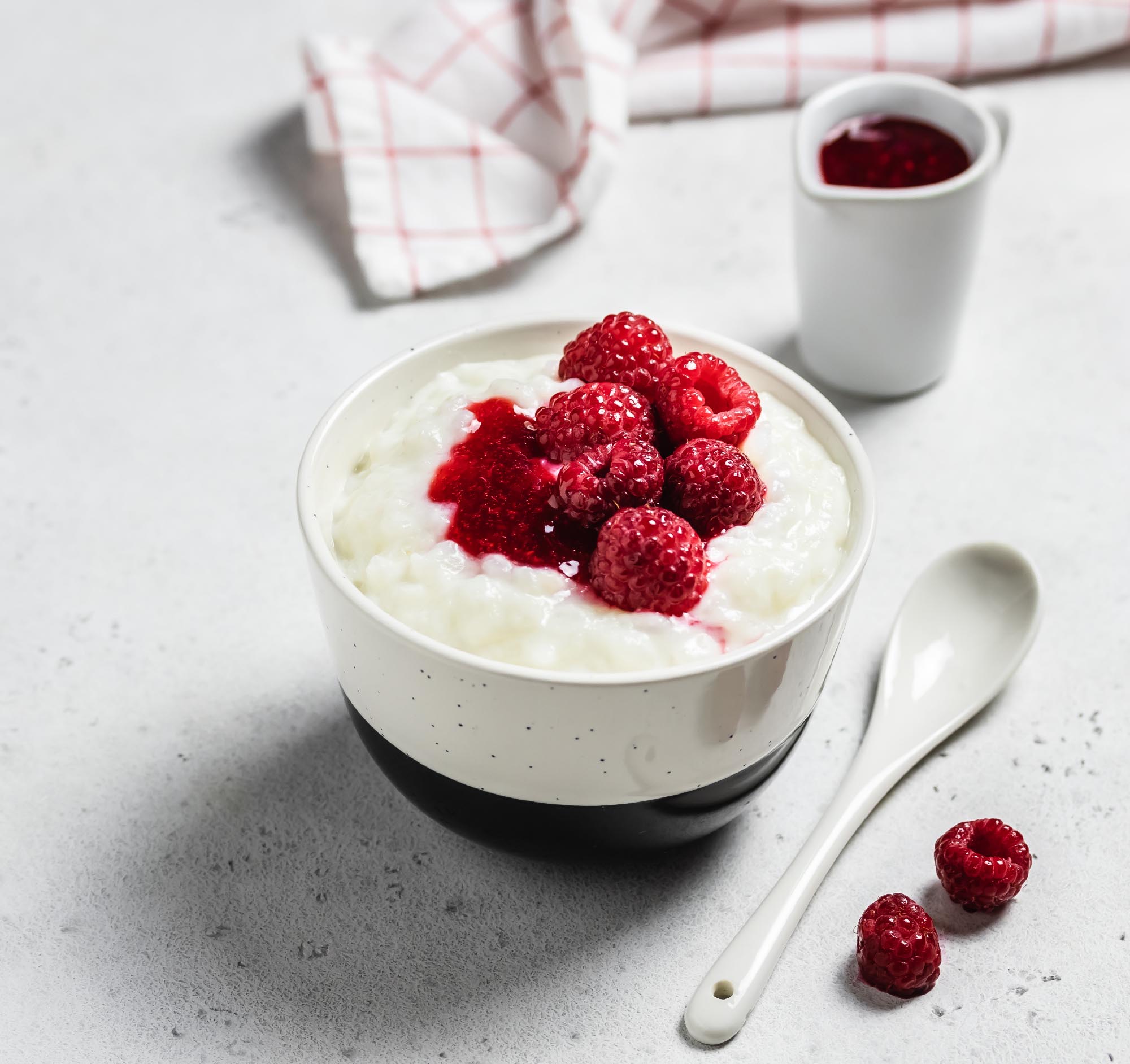 Vanilla,Creamy,Rice,Pudding,With,Fresh,Berries,And,Jam,In