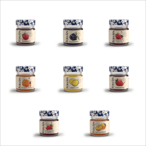 9 próca beag Folláin le 9 blas difriúil, sú craobh, sméara dubha, sú craobh agus jin, marmaláid agus fuisce, gruth liomóid, sú talún, sú talún agus prosecco and marmaláid. Tá gach caipín maisithe le bláthanna gorm