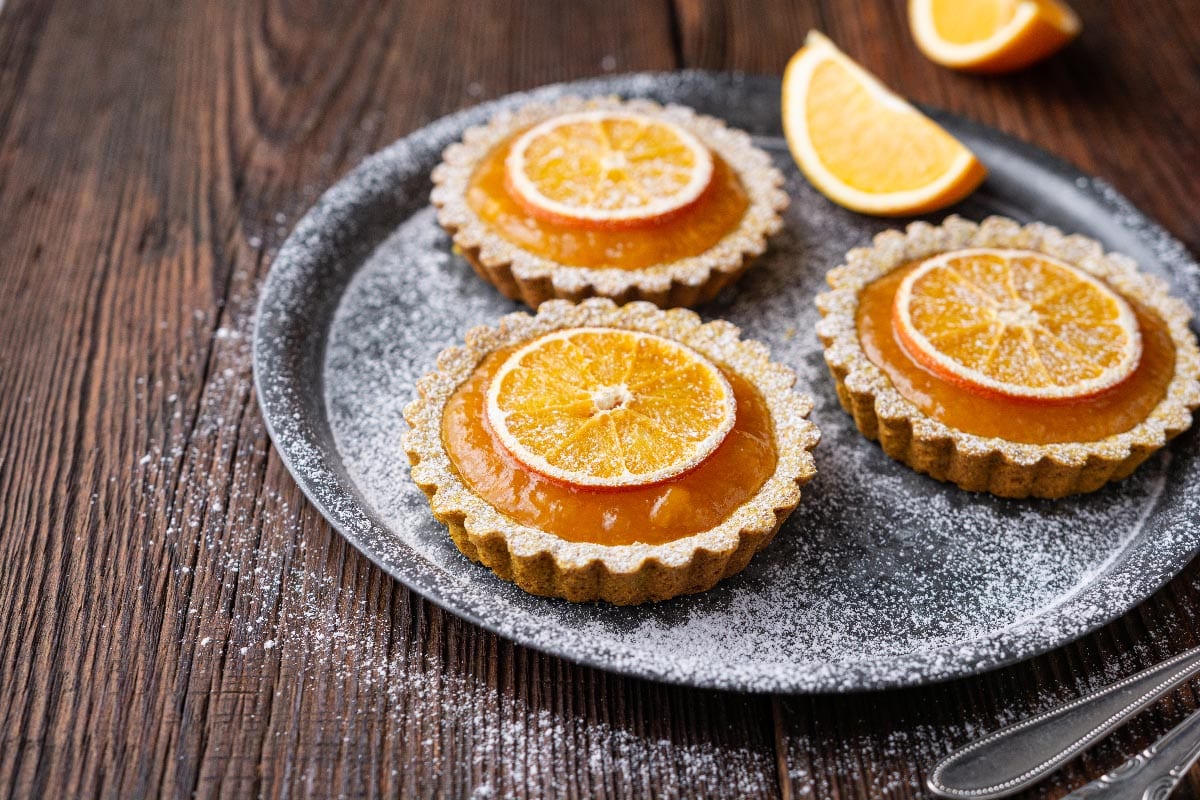 Whole-wheat,Turmeric,Tartlets,Filled,With,Apricot,Jam,,Decorated,With,Dried