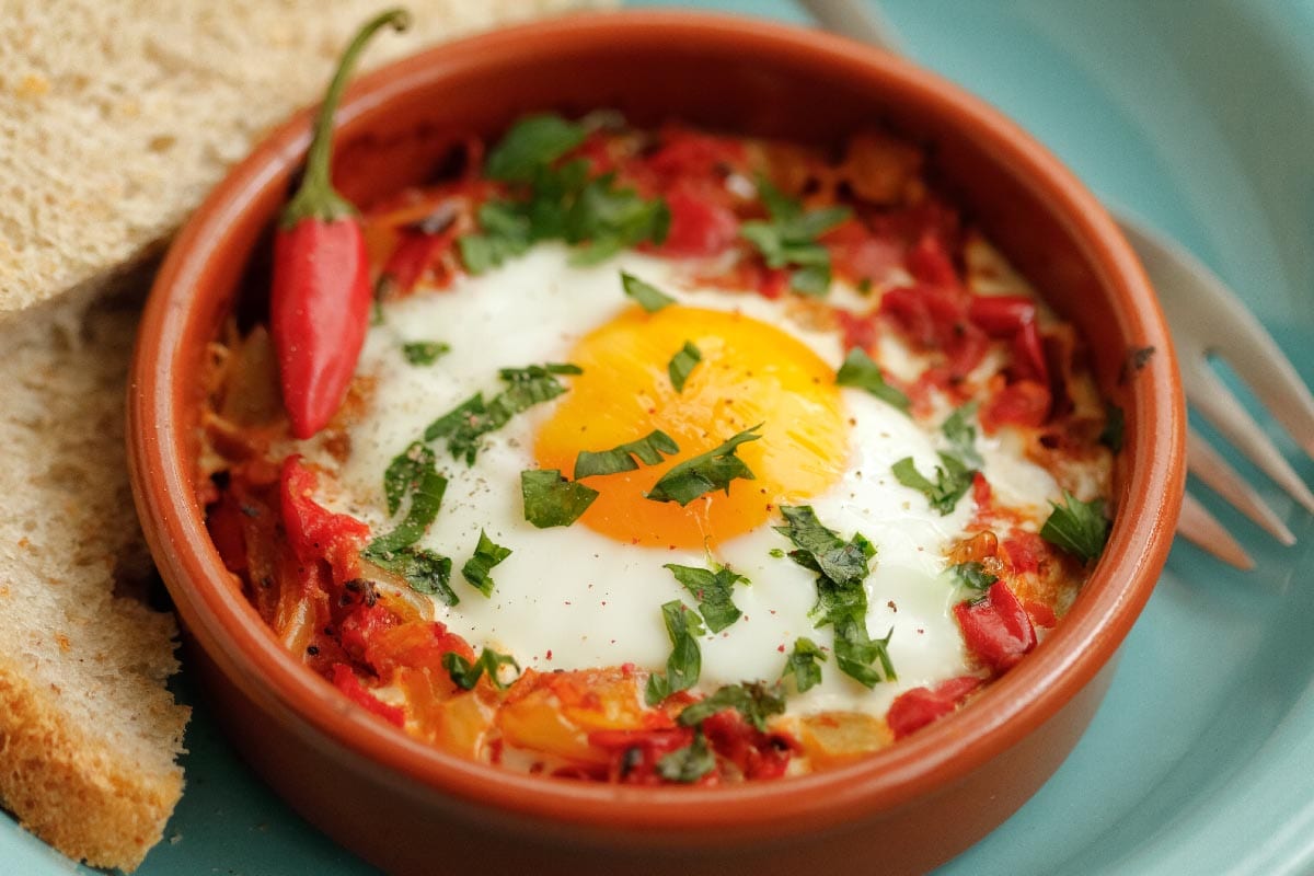 Eggs,Poached,In,Tomato,Sauce,And,Other,Vegetables,Served,With