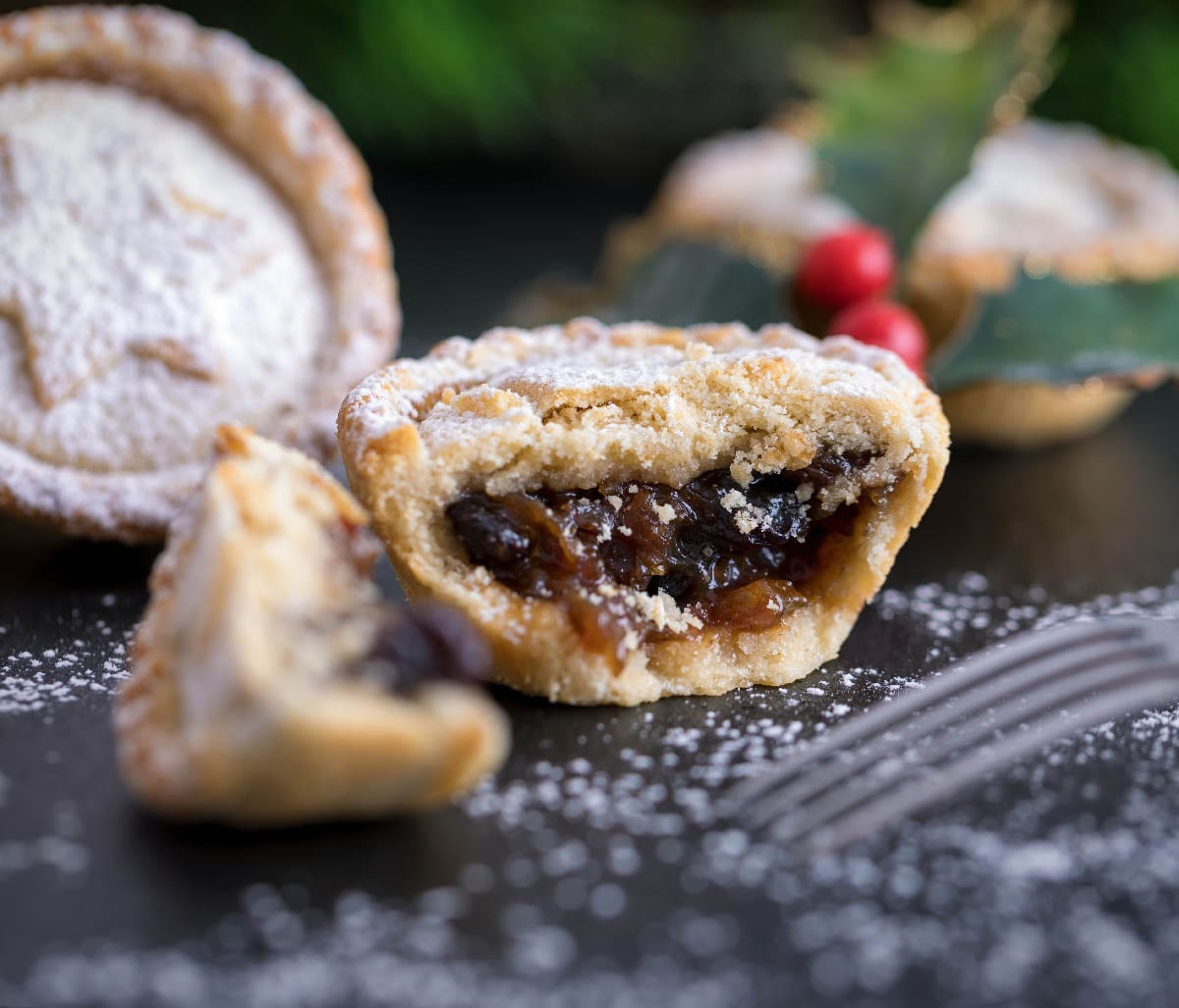 Traditional,,British,Mince,Pies,On,A,Dark,Background