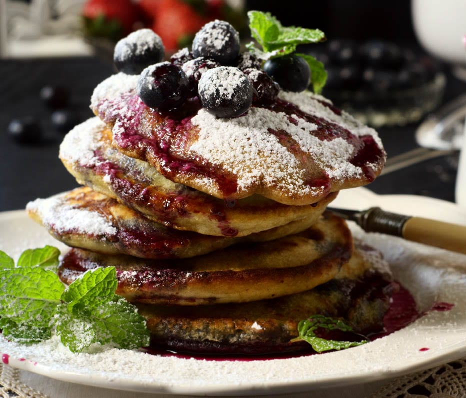 Pikelets,With,Fresh,Blueberries,,Dusted,With,Icing,Sugar,And,Toped