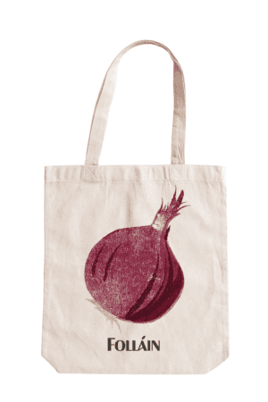 Tote bag featuring an illustration of an onion and text saying "Folláin"