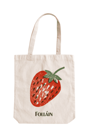 Tote bag featuring an illustration of a strawberry and text saying "Folláin"