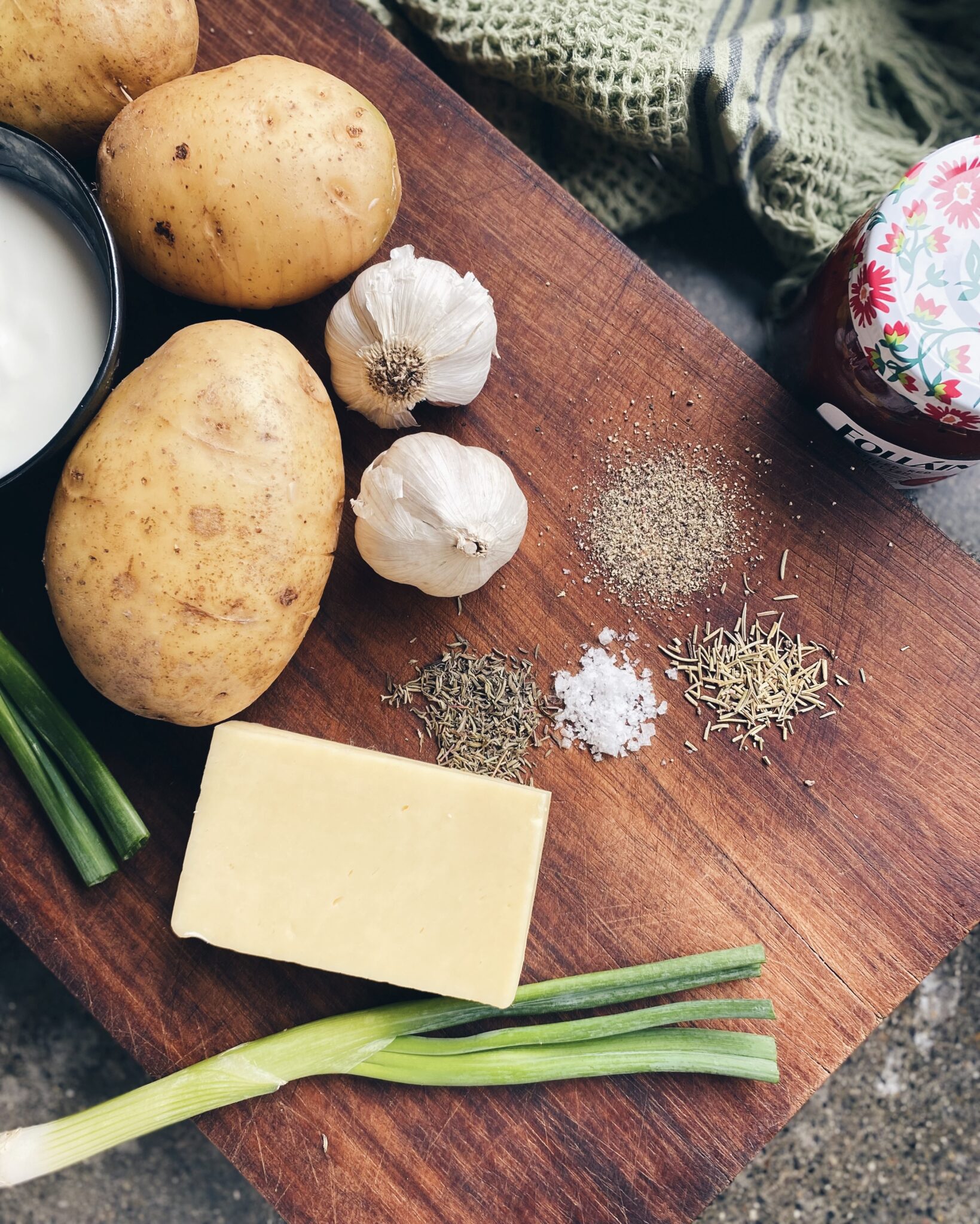 Photo of completed recipe for Hassleback potatoes with sour cream